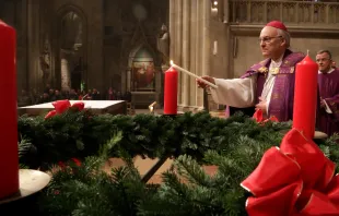 Erster Advent im Dom zu Regensburg: Bischof Rudolf Voderholzer entzündet die erste Kerze am Adventskranz. / Jakob Schötz / Bistum Regensburg 