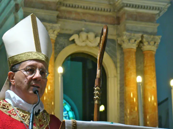 Erzbischof Bruno Forte in Manoppello.
