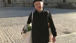 Der Bamberger Erzbischof Ludwig Schick kommt vom Einkauf zurück. In Zeiten der Corona-Krise erledigt er die Einkäufe für sich und die Ordensschwestern, die das Bischofshaus bewohnen. / Erzbistum Bamberg
