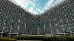 Gebäude der Europäischen Union in Brüssel mit Beflaggung / Guillaume Meurice / Pexels