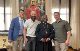 Angelo Libutti und Ray Grijalba treffen und interviewen den nigerianischen Kardinal Francis Arinze für den Film
 /  Angelo Libutti