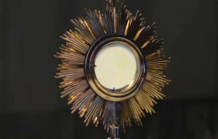 Eucharistische Andacht vor dem Allerheiligsten. / Elisa Pires via JMJ Rio 2013-Flickr (CC BY-NC-SA 2.0)