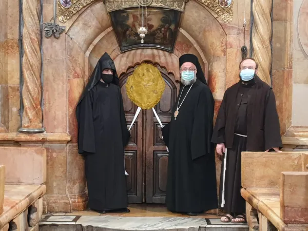 Die Zeremonie fand wie immer am orthodoxen Karsamstag in der Grabeskirche statt - dieses Jahr jedoch mit Schutzmasken.
