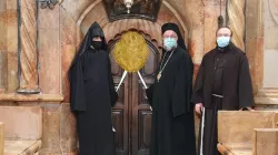 Die Zeremonie fand wie immer am orthodoxen Karsamstag in der Grabeskirche statt - dieses Jahr jedoch mit Schutzmasken. / @Israel / Twitter 