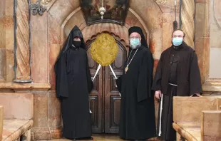 Die Zeremonie fand wie immer am orthodoxen Karsamstag in der Grabeskirche statt - dieses Jahr jedoch mit Schutzmasken. / @Israel / Twitter 