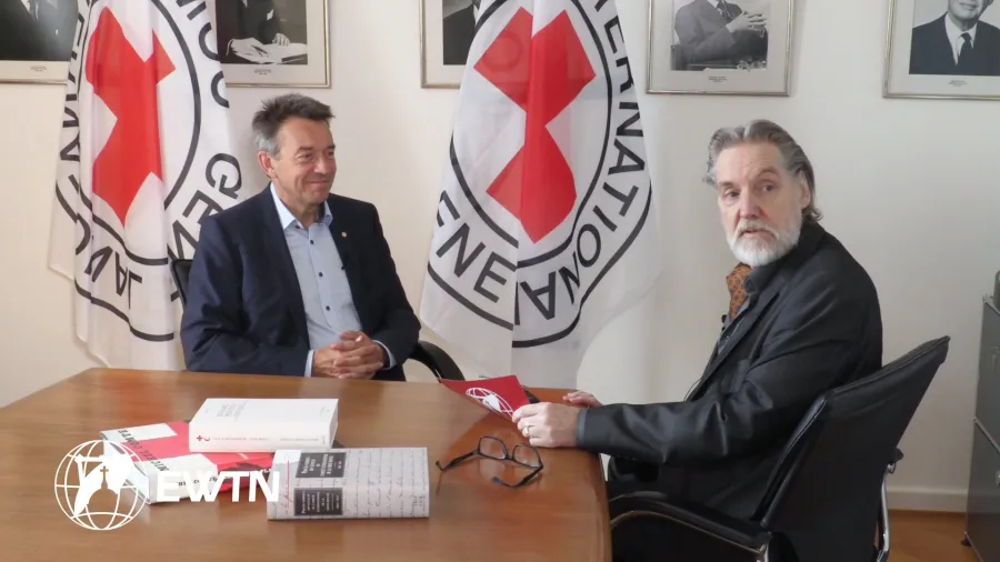 IKRK-Präsident Peter Maurer (links) im EWTN-Interview mit Christian Peschken