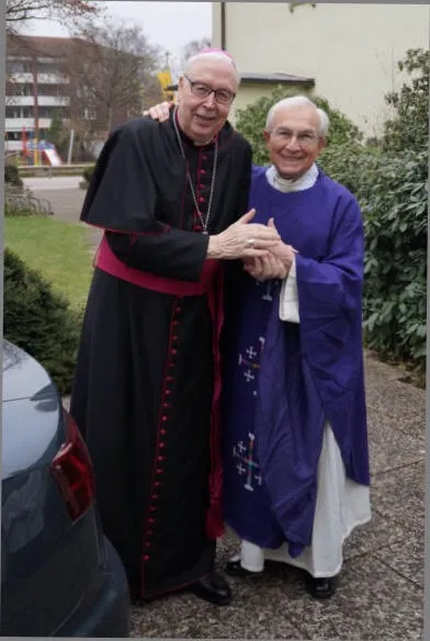 Bischof Norbert Trelle (r.) mit Pfarrer Clemens Siewek beim 60. Priesterjubiläum im Jahr 2017