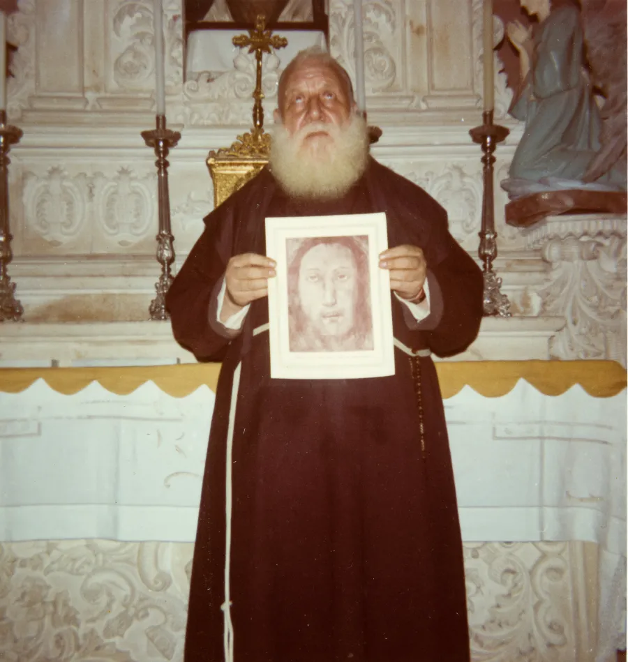Pater Domenico mit einem Abbild des Volto Santo