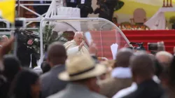 Papst Franziskus begrüßt Gläubige und Besucher  / Edward Pentin / CNA Deutsch