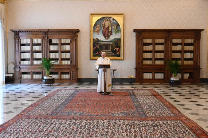 Papst Franziskus in der Übertragung seiner Ansprache aus der Bibliothek des Apostolischen Palastes im Vatikan zum Regina Coeli am Ostermontag, 13. April 2020.