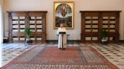 Papst Franziskus in der Übertragung seiner Ansprache aus der Bibliothek des Apostolischen Palastes im Vatikan zum Regina Coeli am Ostermontag, 13. April 2020. / Vatican Media
