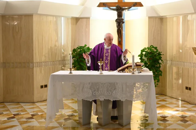 Papst Franziskus feiert das heilige Messopfer in der Kapelle im Domus Sanctae Martae am 26. März 2020