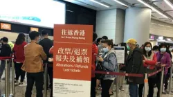 Bürger von Hong Kong lassen sich ihre Zugtickets für den Bullet Train auf das Festland erstatten am 25. Januar 2020.  / Voice of America (CC0) 