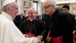 Papst Franziskus begrüßt Amtsträger am 27. Oktober 2016 / Vatican Media
