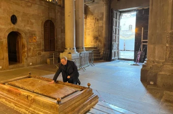 Bischof Georg Bätzing in der Grabeskirche in Jerusalem / Deutsche Bischofskonferenz / Matthias Kopp