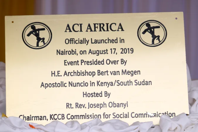 Gedenkplakette zum Auftakt von ACI Africa