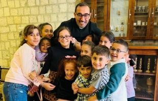 Pfarrer Bashar Fawadleh mit Kindern aus seiner Gemeinde. / Mit freundlicher Genehmigung von Pfarrer Bashar Fawadleh.
