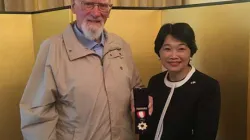 Pater Jude mit der Auszeichnung und der japanischen Botschafterin in Japan, Mari Miyoshi / Japanische Botschaft in Irland
