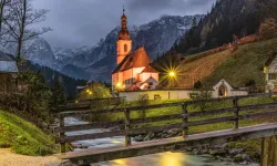 Die malerische Pfarrkirche St. Sebastian in Ramsau bei Berchtesgaden (Bayern).. / Felix Mittermeier / Unsplash (CC0)