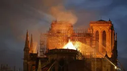 Feuerwehrleute löschen Flammen, die am Dach der Kathedrale Notre-Dame in Paris lodern.  / Francois Guillot/AFP/Getty Images