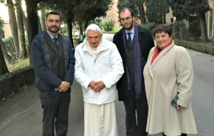 Die Kollegen von ACI Stampa mit Papst Benedikt XVI (von links): Marco Mancini, Andrea Gagliarducci und Chefredakteurin Angela Ambrogetti. / CNA/ACI Stampa