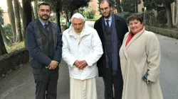 Die Kollegen von ACI Stampa mit Papst Benedikt XVI (von links): Marco Mancini, Andrea Gagliarducci und Chefredakteurin Angela Ambrogetti. / CNA/ACI Stampa