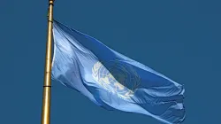 UN-Flagge auf dem United Nations Plaza in San Francisco (Vereinigte Staaten von Amerika). / Makaristos / Wikimedia (CC0) 