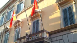 Fahnen des Souveränen Malteserordens vor einem Ordenshaus in Rom. / www.orderofmalta.int