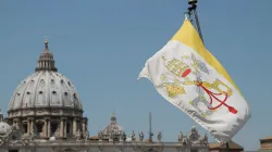 Die Flagge des Vatikanstaates weht vor der Fassade des Petersdoms. / CNA/Petrik Bohumil