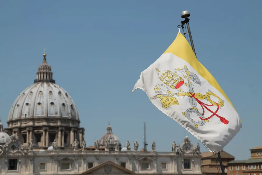 Die Flagge des Vatikanstaates weht vor der Fassade des Petersdoms.
