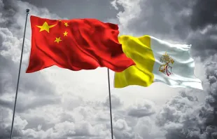 Die Flaggen Chinas und des Vatikans. / FreshStock / Shutterstock