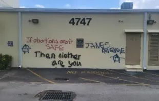 Lebensschutz-Zentrum in Hollywood, Florida, beschmiert mit Graffitis von Abtreibungsaktivisten / Dr. Grazie Pozo Christie