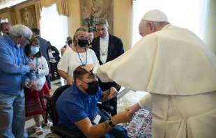 Papst Franziskus trifft sich mit Mitgliedern von Foi et Lumière am 2. Oktober 2021 / Vatican Media/CNA Deutsch