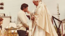 Papst Johannes Paul II. spendet die heilige Kommunion (Turin 1980) / immagini.servizivocetempo.it