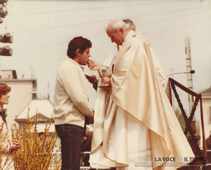 Papst Johannes Paul II. spendet die heilige Kommunion (Turin 1980)