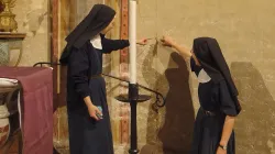 Zwei Ordensfrauen zeigen den Spalt in der Kirche, aus dem Honig fließt. Das Kloster liegt im Bistum Auch im Südwesten Frankreichs. / Abtei Boulaur 