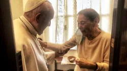 Papst Franziskus besucht die Holocaust-Überlebende Edith Bruck in ihrem Haus in Rom, 20. Februar 2021  / Vatican Media