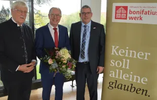 Bonifatiuswerk-Geschäftsführer Ingo Imenkämper (rechts) gratuliert Manfred Müller zur Wahl und verabschiedet Heinz Paus (links) aus dem Präsidentenamt / Bonifatiuswerk / Marius Thöne