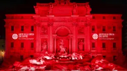 Der Trevi-Brunnen in roter Bestrahlung / Kirche in Not, Italien