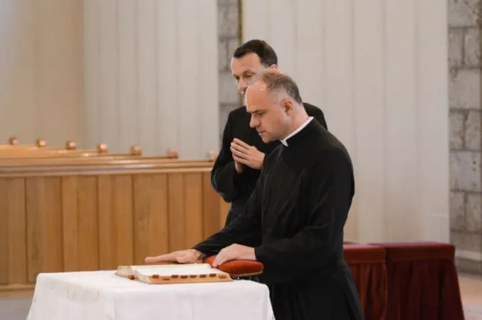 Pater Pagliarani kurz nach seiner Wahl zum Generaloberen der Priesterbruderschaft am 11. Juli 2018
