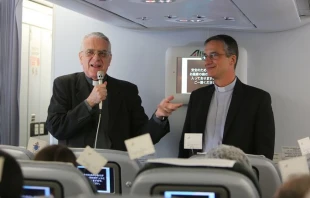 Pater Federico Lombardi und Monsignore Dario Edoardo Vigano auf dem Flug nach Ecuador im Juli 2015 / CNA/Alan Holdren