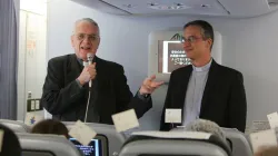 Pater Federico Lombardi und Monsignore Dario Edoardo Vigano auf dem Flug nach Ecuador im Juli 2015 / CNA/Alan Holdren
