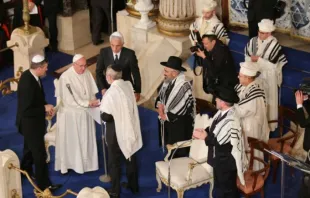 Papst Franziskus wird in der Großen Synagoge Roms begrüßt am 17. Januar 2016. / CNA/Daniel Ibanez