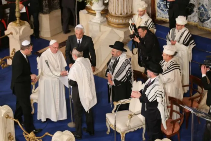Papst Franziskus wird in der Großen Synagoge Roms begrüßt am 17. Januar 2016.