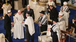 Papst Franziskus wird in der Großen Synagoge Roms begrüßt am 17. Januar 2016. / CNA/Daniel Ibanez