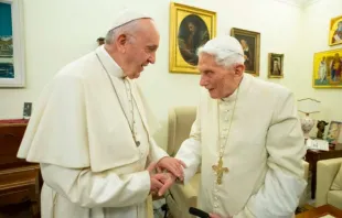 Papst Franziskus begrüßt Papst emeritus Benedikt XVI. am 21. Dezember 2018. / Vatican Media