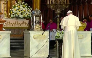 Papst Franziskus beim Gebet vor den Reliquien der Heiligen Perus. / YouTube (Screenshot)