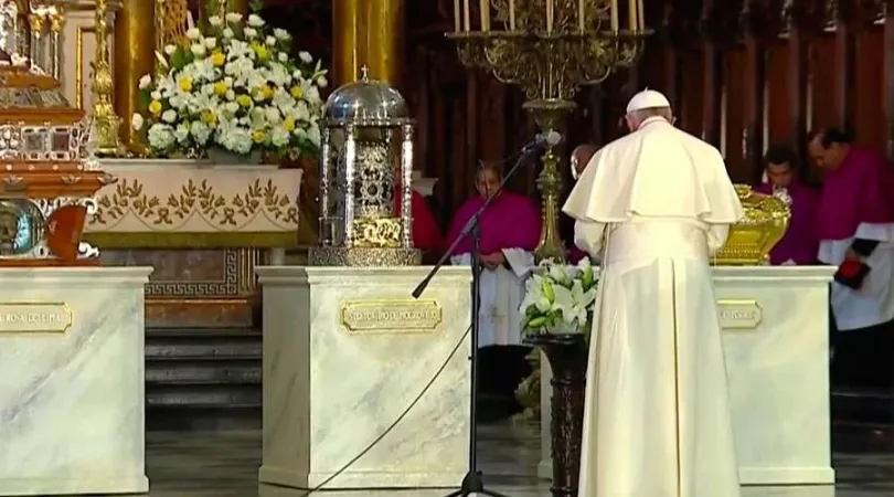 Papst Franziskus beim Gebet vor den Reliquien der Heiligen Perus.