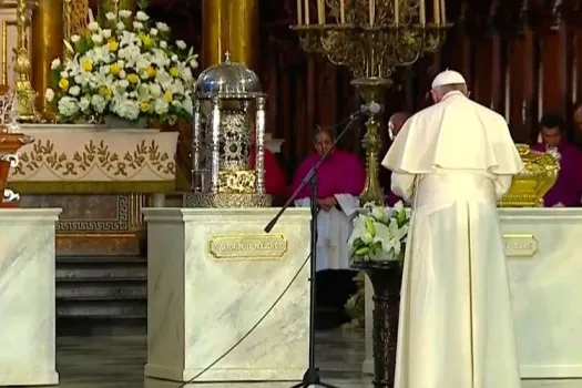 Papst Franziskus beim Gebet vor den Reliquien der Heiligen Perus. / YouTube (Screenshot)