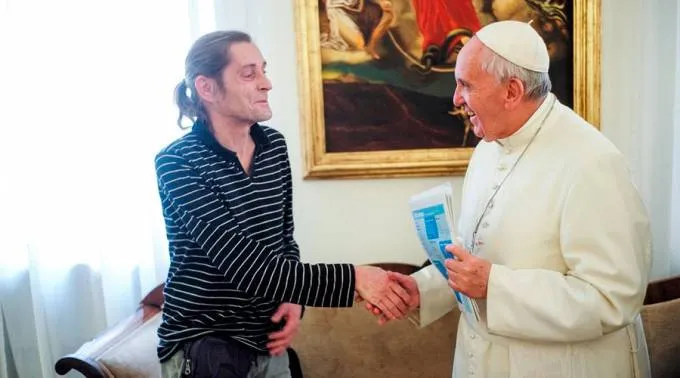 Papst Franziskus lernt vor dem Interview den Obdachlosen Marc aus Holland kennen